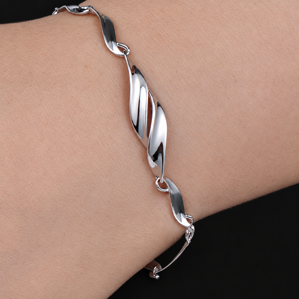 UNERU BRACELET 着用アップ 黒背景版